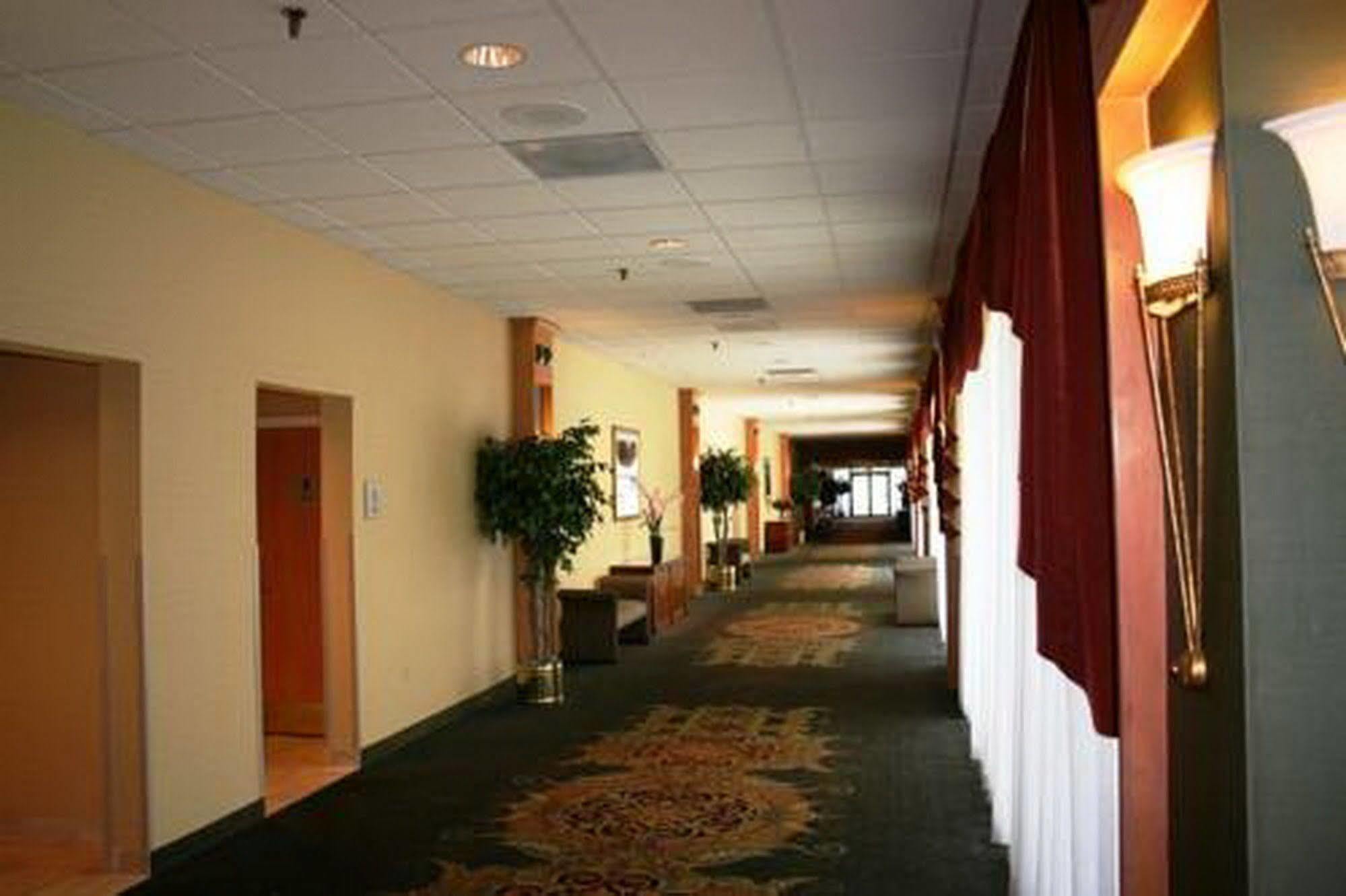 Magnuson Grand & Conference Center Somerset-Bridgewater Exterior photo